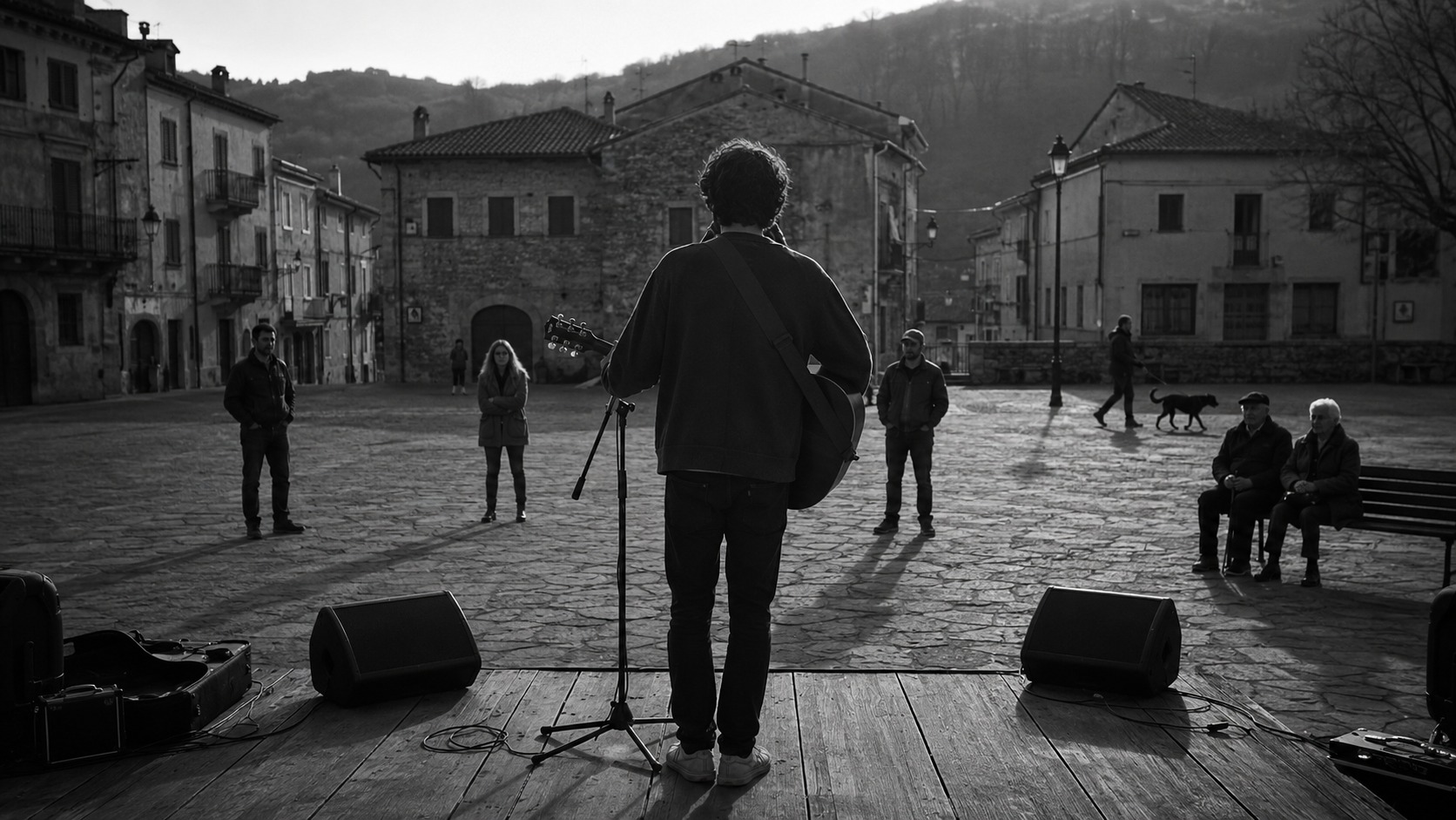 Artista tocando en la plaza de un pueblo ante poca gente